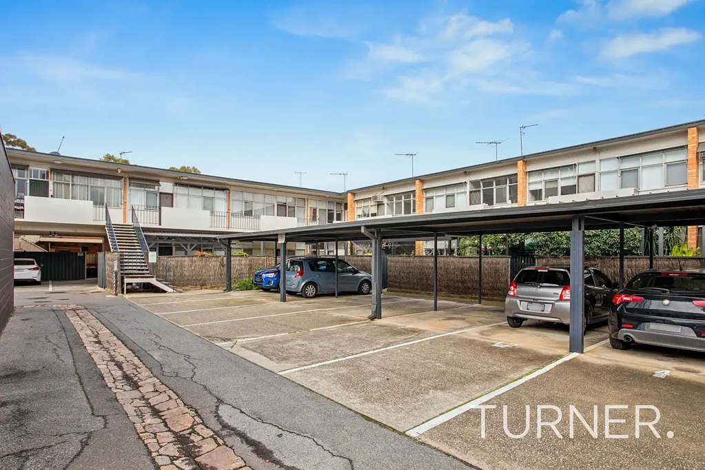 1 bedroom top floor unit just off Hutt St