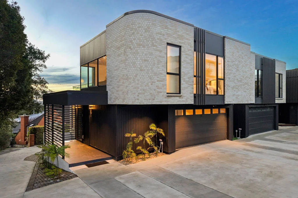 Remuera 4房 山脊奢华住宅！可欣赏城市全景，坐拥双文法校网，电梯+内进式双车库，舒适便利！ Elevated Luxury with Panoramic City Views – DGZ