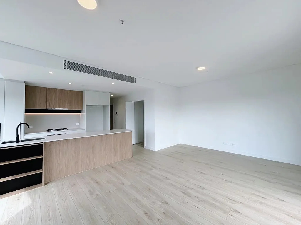 Luxury and nearly BRAND NEW Two-bedrooms apartment & Super convenient location with Train station and shopprint centre & Spacious with natural light