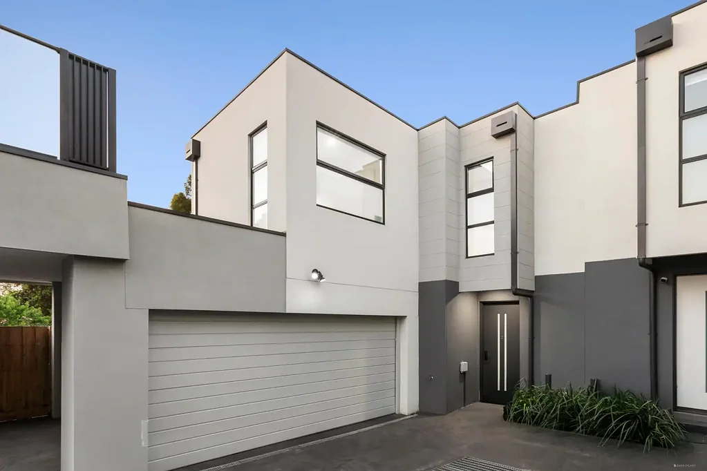 Heidelberg Heights 3房 Heidelberg Heights便捷联排 现代设计 开敞起居 高端厨房 私密庭院 知名学区内 双车库 现代装修 Effortless Living in the Heart of Heidelberg Heights