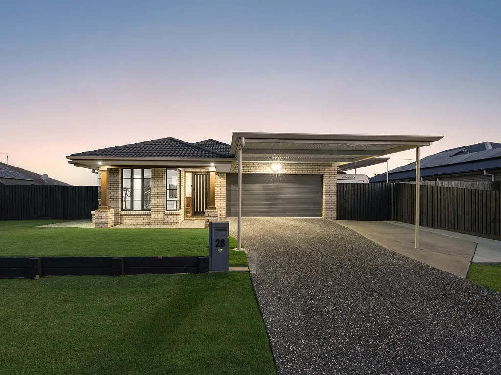 Fernvale 4Kwarto Modern Family Home with a Shed, Room for the Caravan & So Much More!