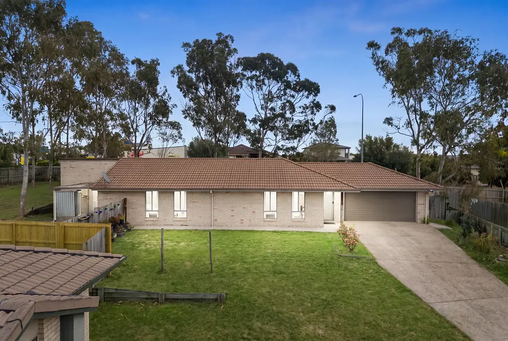 Redbank Plains 4침실 Spacious Family Living on an Impressive 845m² Block - Ideal Home or Investment