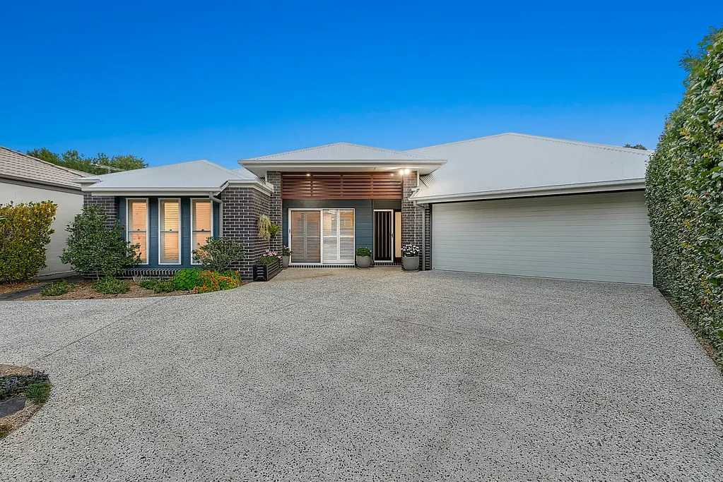 North Lakes 6房  Grand Dual Living Residence with Poolside Entertaining!