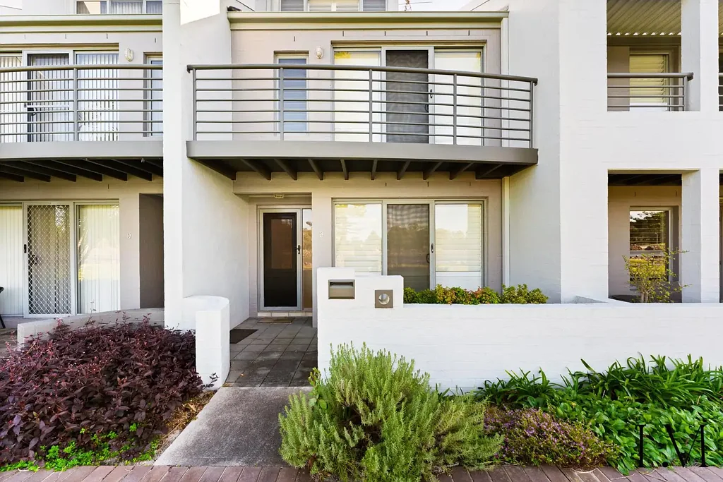 Low Maintenance, Waterfront Living!