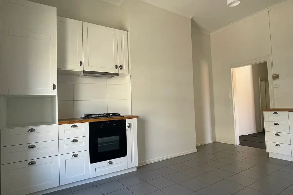 Huge apartment!
Lygon Street and Melbourne Uni on the doorstep!
