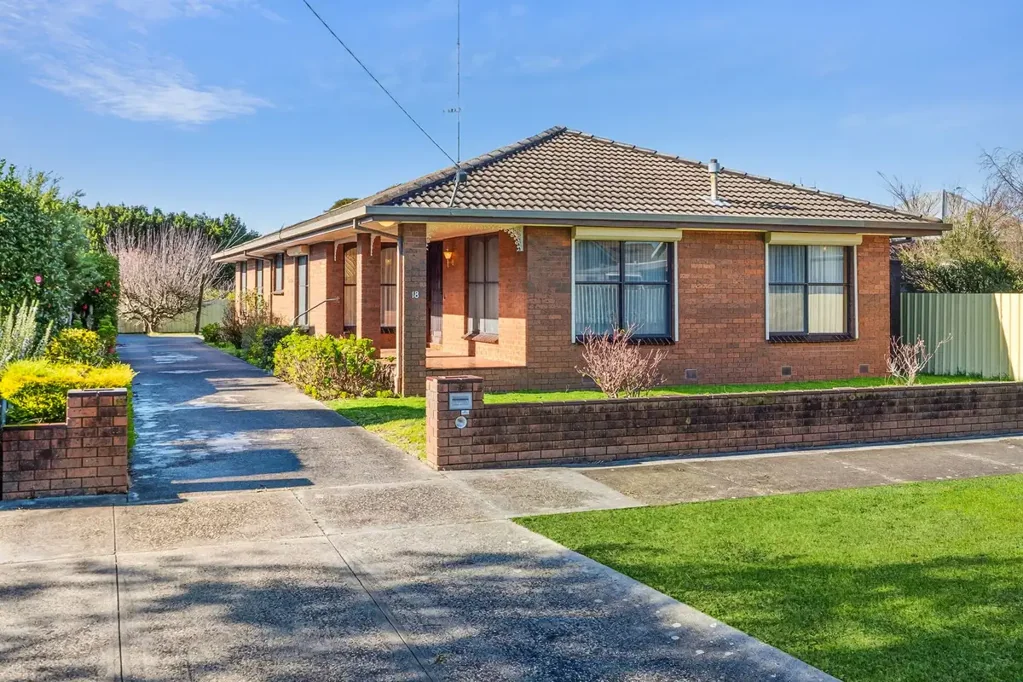 Colac 3 Bedroom BEAUTIFULLY MAINTAINED HOME IN TIGHTLY HELD LOCATION