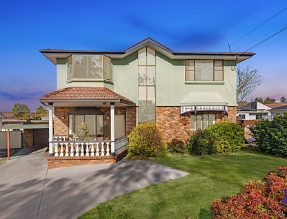 15 Peter Crescent, Greenacre, NSW 2190, 4 Kuwarto, 2 Banyo, House