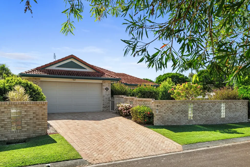 Pelican Waters 4房  TIMELESS FAMILY LIVING IN A TIGHTLY HELD PELICAN WATERS ENCLAVE!