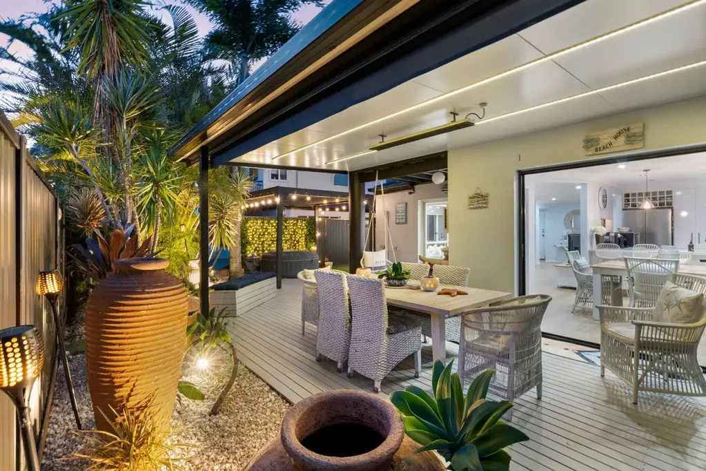 Runaway Bay 3ਬੈੱਡਰੂਮ RENOVATED TO PERFECTION | ENORMOUS OUTDOOR OASIS | ABSOLUTE MUST INSPECT!