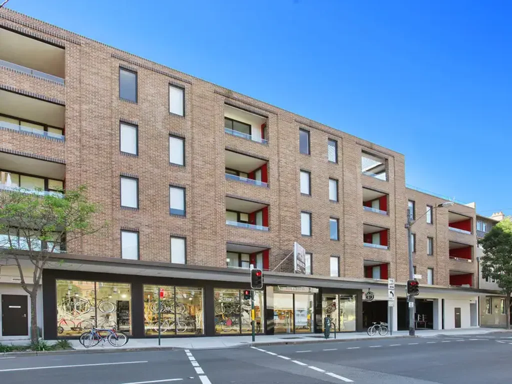 * * Furnished One-bedroom modern apartment close to UTS with sundrenched balcony* *