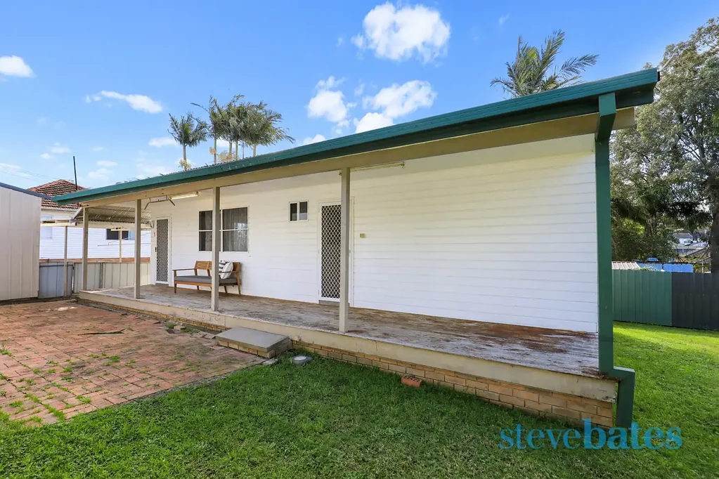 Raymond Terrace 2房  Private Position, Spacious Living & Plenty of Potential