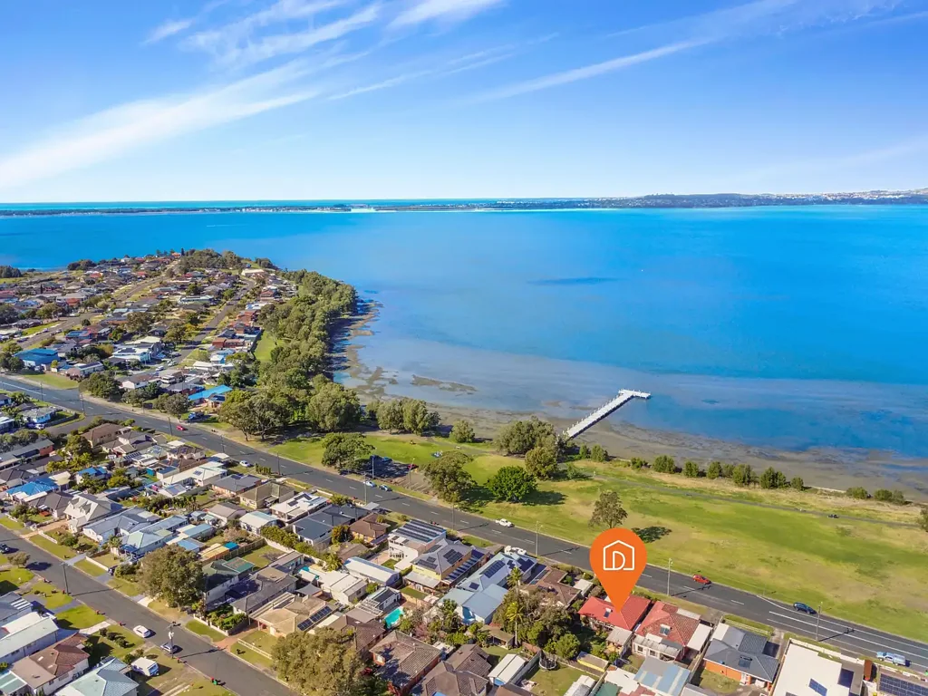 Kanahooka 3房  First Time Offered to Market - A Much-Loved Lakeside Home with Uninterrupted Views
