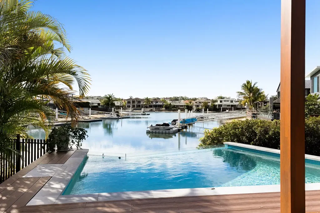 Mooloolaba 3ਬੈੱਡਰੂਮ Captivating Waterfront Residence with Unrivalled Privacy and Serenity