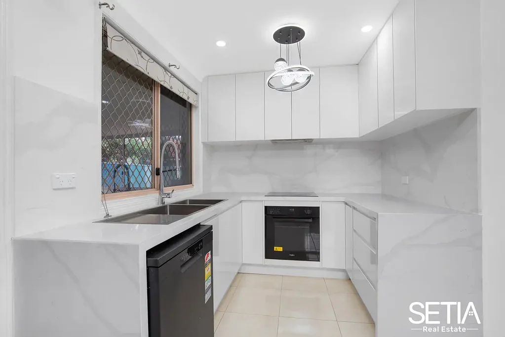 Glendenning 4ਬੈੱਡਰੂਮ Family Home with 2 Kitchens - $1,019,000