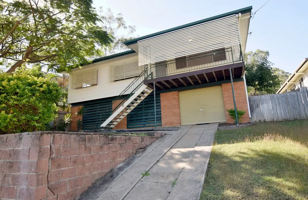 WEST GLADSTONE COMFORT WITH TRANQUIL BUSH LAND VIEWS!