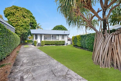 Burleigh Heads 2ਬੈੱਡਰੂਮ TRENDY BEACH STYLE COTTAGE - Premiere Position