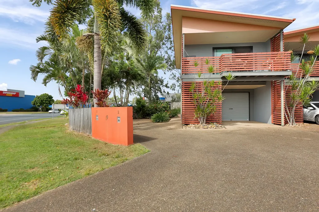 Mount Pleasant 1 Bedroom Stylish, Low-Maintenance Living Across Two Levels