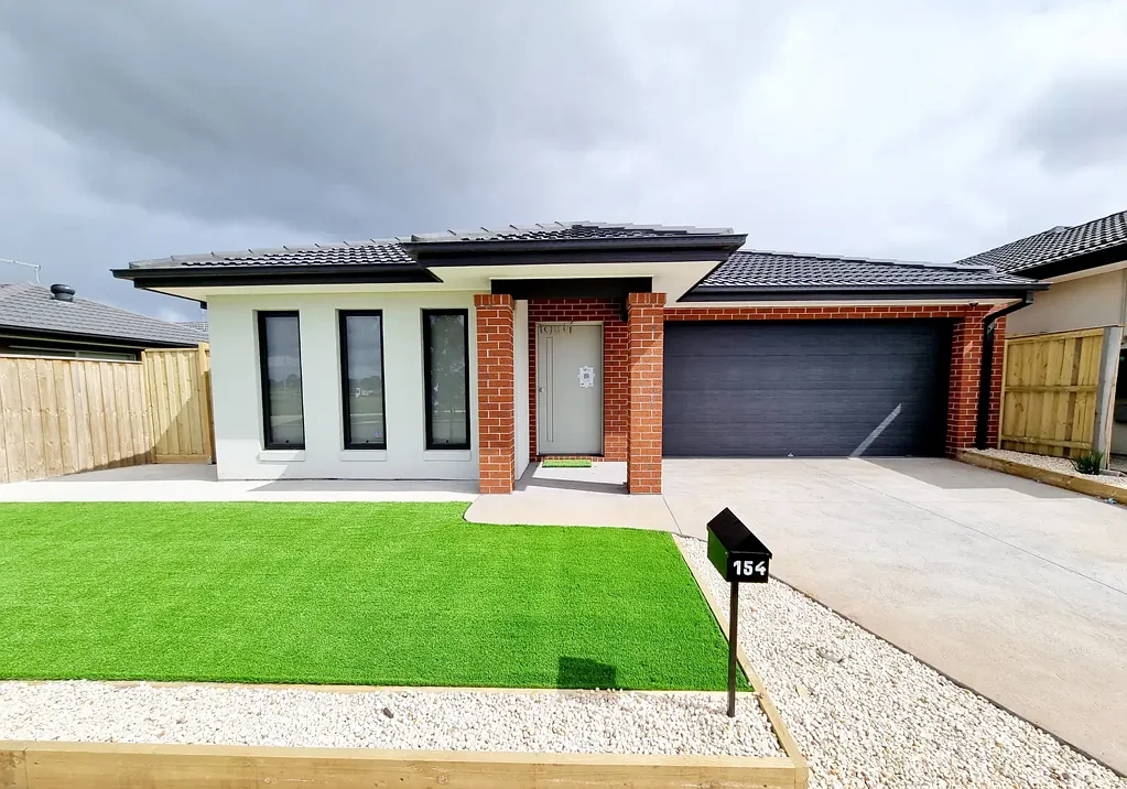 Perfect Family Home in Popular Riverwalk Estate!