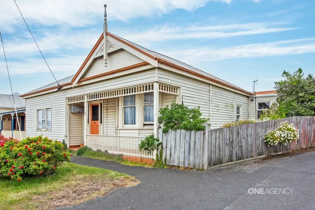 Stanley 3 Bedroom Character Cottage On The Main Street Of Stanley!
