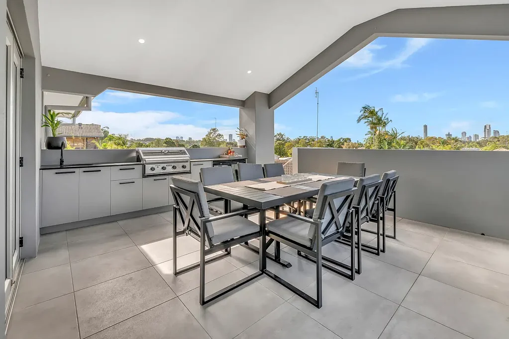 Ashmore 4 Bedroom PANORAMIC SURFERS SKYLINE VIEWS ... SENSATIONAL & UNIQUE FAMILY HOME IN A PRIME, CENTRAL & CONVENIENT LOCATION ONLY MINUTES TO EVERYWHERE !!!