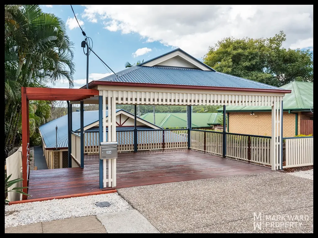 CONTEMPORARY 3-BED HOUSE WITH SPACIOUS ENTERTAINING DECK