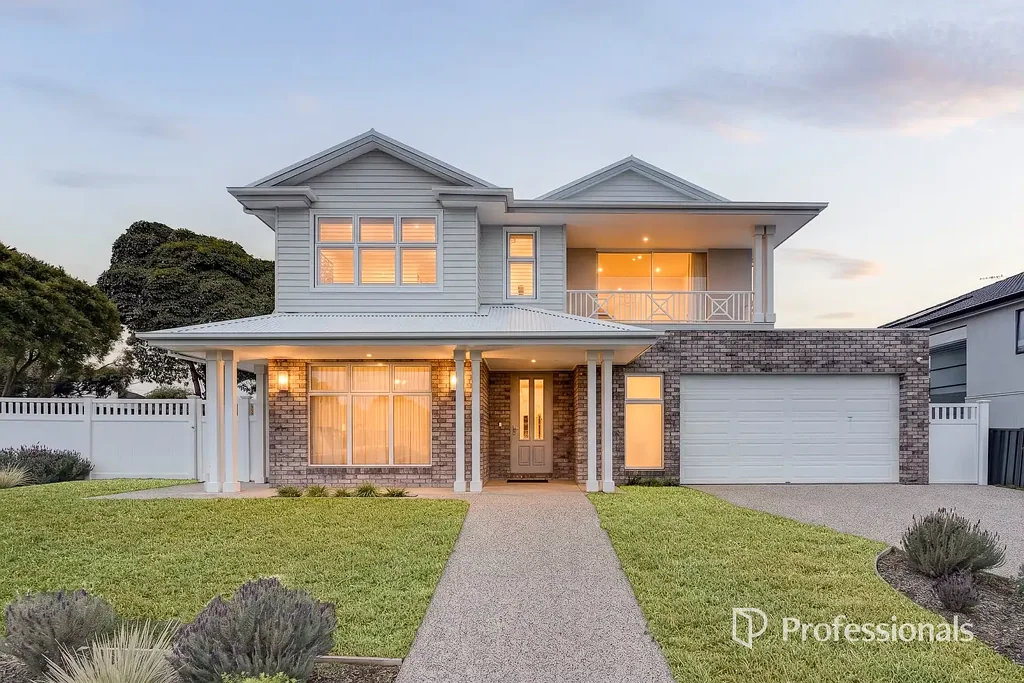 Glen Waverley 4બેડરૂમ Builder’s Own Hampton-Style Family Residence