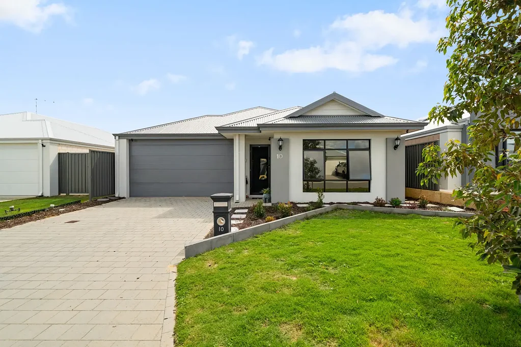 Lakelands 4Moenga Modern family living with a poolside heart.