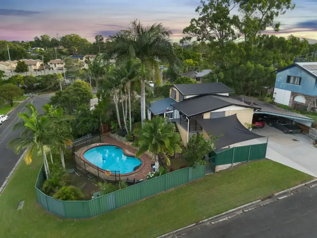 Molendinar 3房  STUNNING PARK OVERLOOK - FIRST CLASS RENOVATION - 690M2 CORNER BLOCK - CLOSE TO SCHOOLS, UNI, G-LINK, HOSPITALS