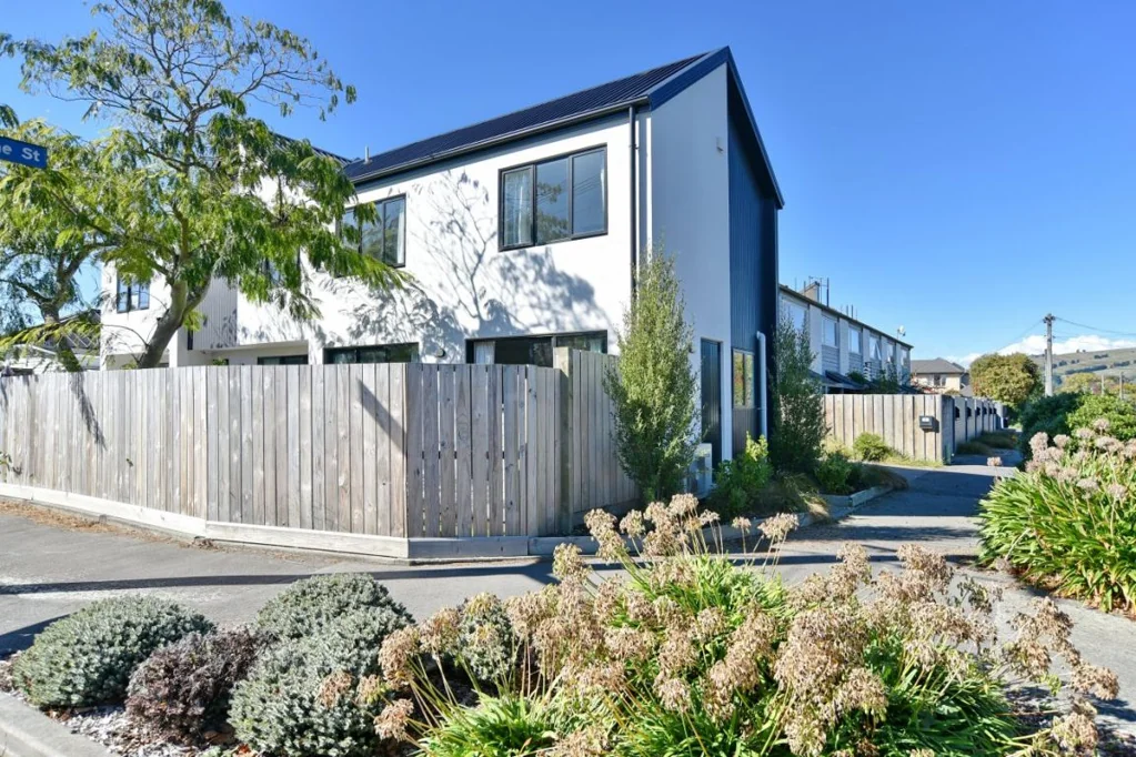 Sydenham 2Zimmer Well Designed Townhouse in Sort after Location
