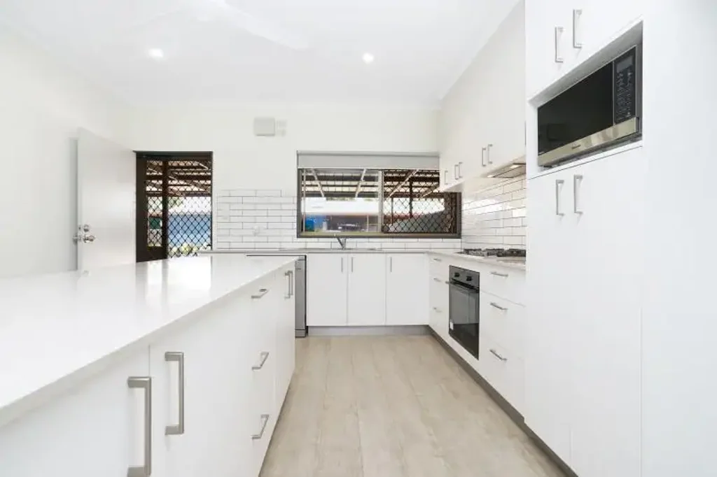 CHIC URBAN LIVING IN A FANTASTIC SUBURB