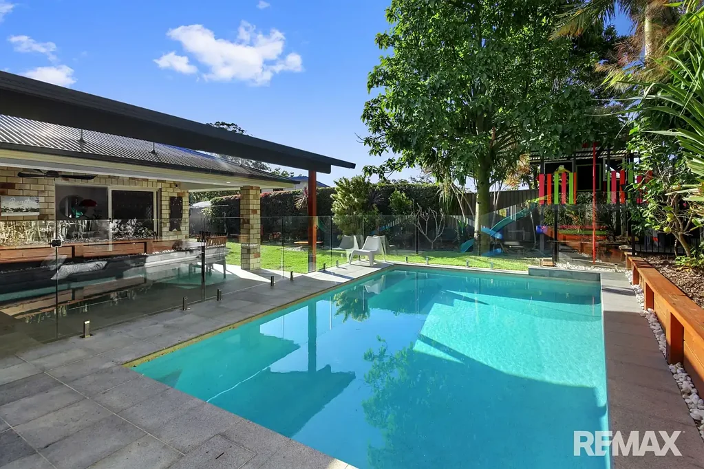 Short term lease 3 months only. Family Friendly 4 bedroom home with ducted airconditioning & pool in Flame Tree