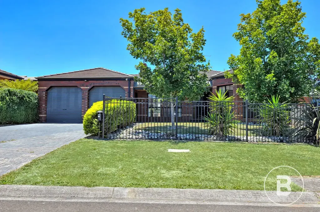 FOUR BEDROOM HOME WITH SHEDDING, AIR CON & TWO LIVING ZONES.