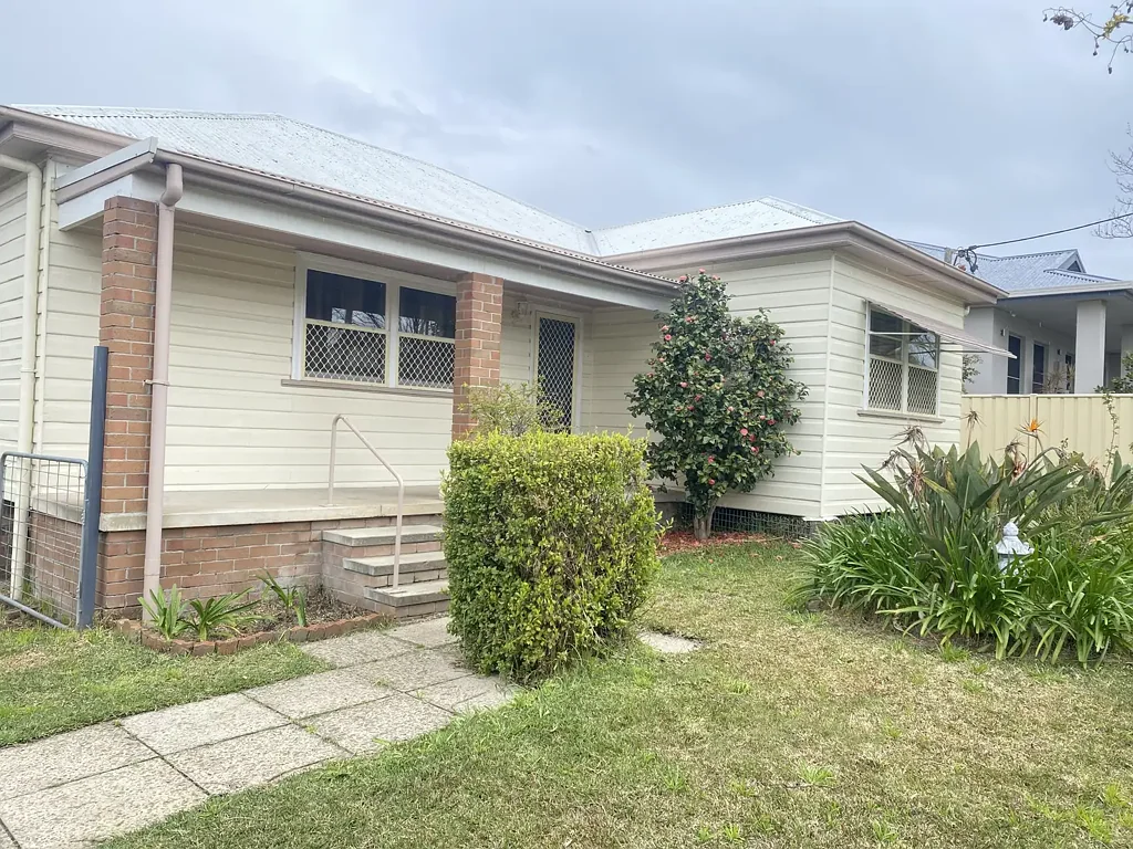 Renovated Cottage on Sought-after Hospital Hill