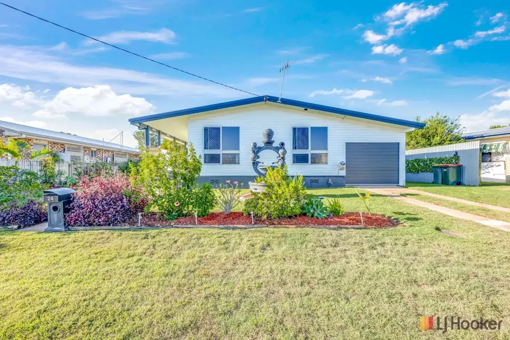 Moore Park Beach 3Moenga COASTAL LIVING ONE STREET FROM THE OCEAN WITH HUGE ENTERTAINMENT AREA