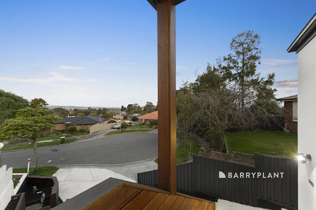 Endeavour Hills 3房 全新现代生活，坐拥迷人日落美景！ Newer Contemporary Living with Stunning Sunset Views!