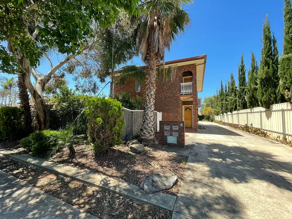 Low maintenance 2 bedroom townhouse