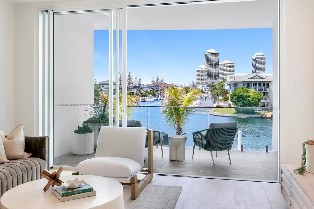 Runaway Bay 4 Slaapkamer Brand New Waterfront Entertainer at "Ocean Suites" – An Oasis of Effortless Luxury