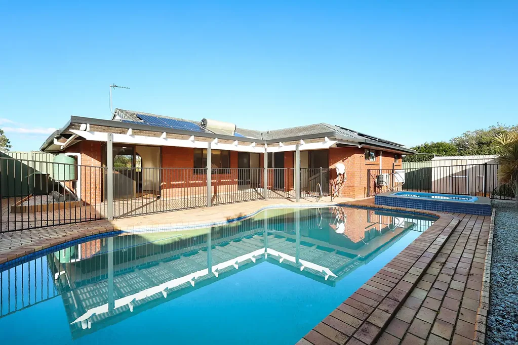 Burleigh Waters 4غرفة نوم First Time Offered to the Market in 39 Years – A Rare Burleigh Waters Opportunity