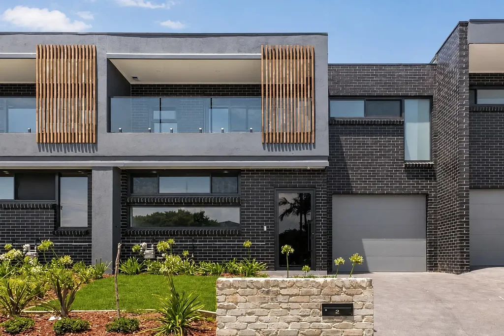 EXPANSIVE FIVE BEDROOM TOWNHOUSE