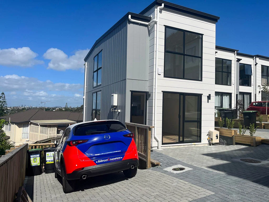 3 bedroom townhouse with x2 carparks ! And lar...