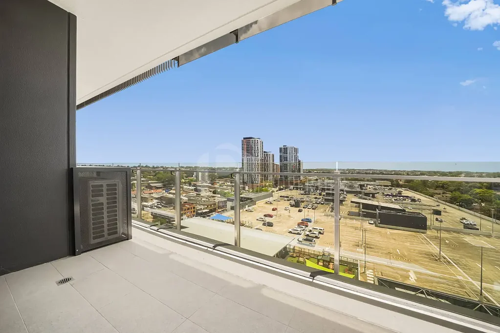 Merrylands 2 Slaapkamer ELEVATED LEVEL 11 LIVING | SPACE, VIEWS, SWIMMING POOL & UNBEATABLE MERRYLANDS CONVENIENCE