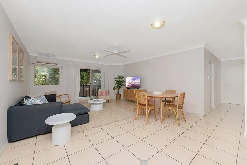 Douglas 3બેડરૂમ Fully furnished and renovated modern apartment, in walking distance to University and Hospital.