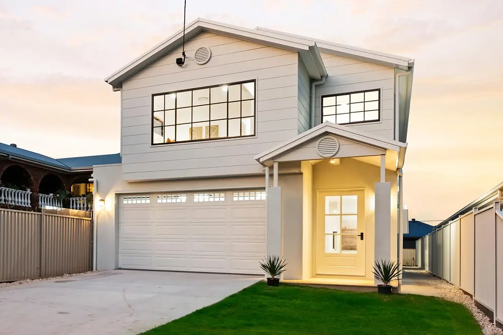 Victoria Point 5Kwarto Modern Hampton-style residence showcases luxurious high-end features!