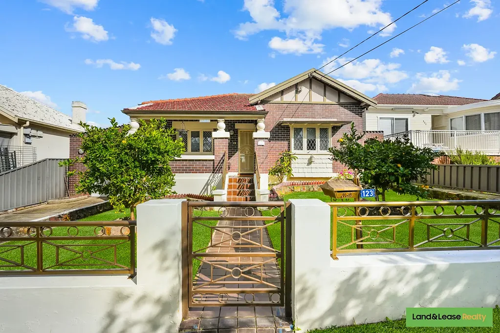 Lakemba 4房 宽敞全砖住宅 585sqm地块 高挑华丽天花板 原木地板 家庭友好布局 东向采光充沛 四卧超大主卧 私人后院 巨大储藏空间 社区便利设施 Spacious Full Brick Family Home on 585sqm with Endless Potential