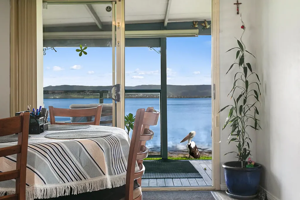 Windang 2कमरा WATERFRONT LIFESTYLE AWAITS - RELAXED LIVING BY LAKE ILLAWARRA