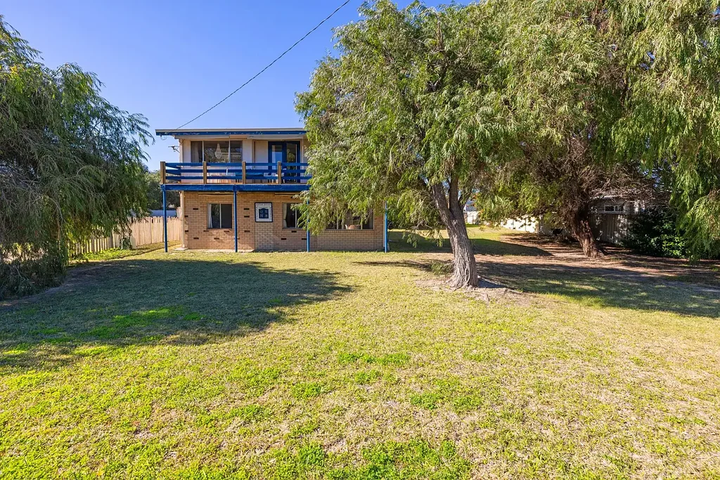 Lancelin 4침실 RETRO COASTAL CHARM WITH POTENTIAL - PRIME LANCELIN LOCATION- SOLD! HOME OPEN CANCELLED.