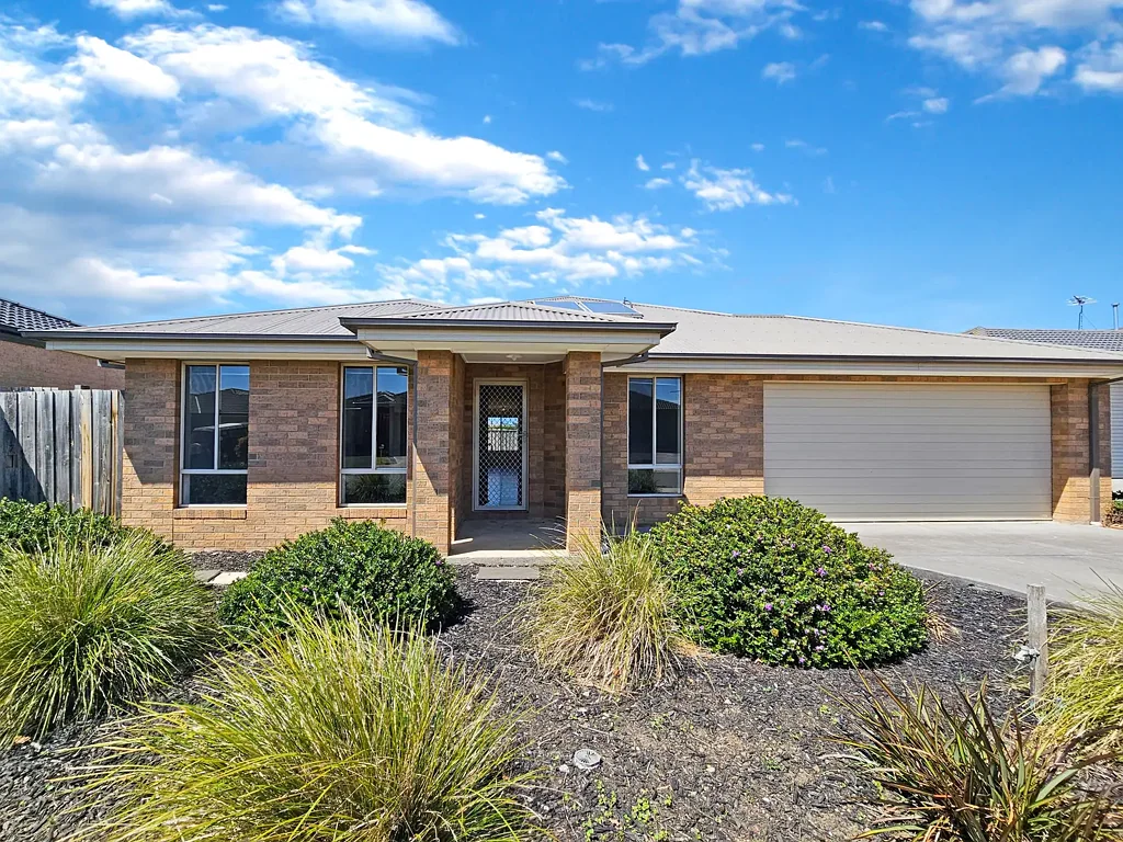 Modern Living in a Quiet Court!