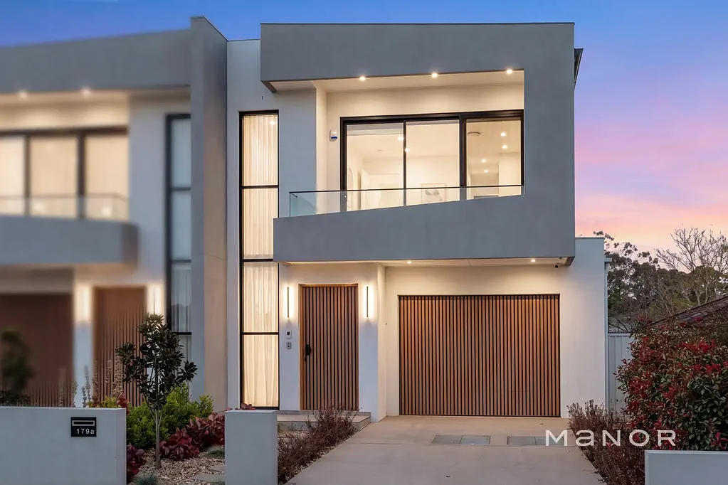 Winston Hills 5Phòng ngủ Near New Luxury Duplex!