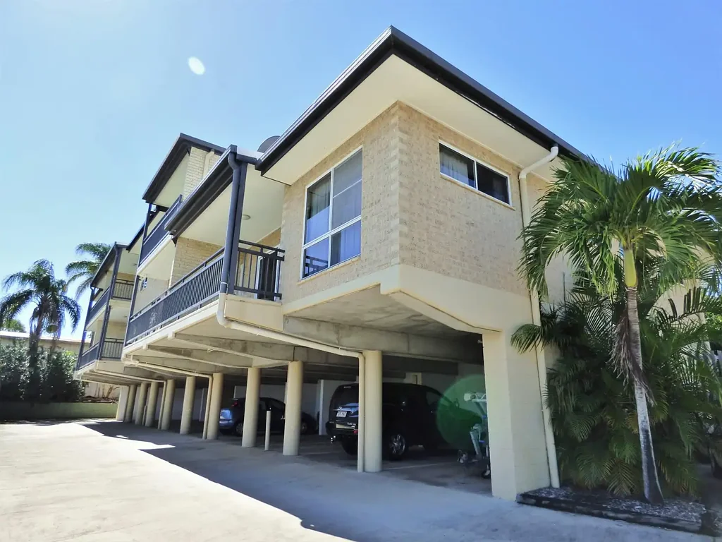 UNIT IN CENTRAL CANNONVALE LOCATION!