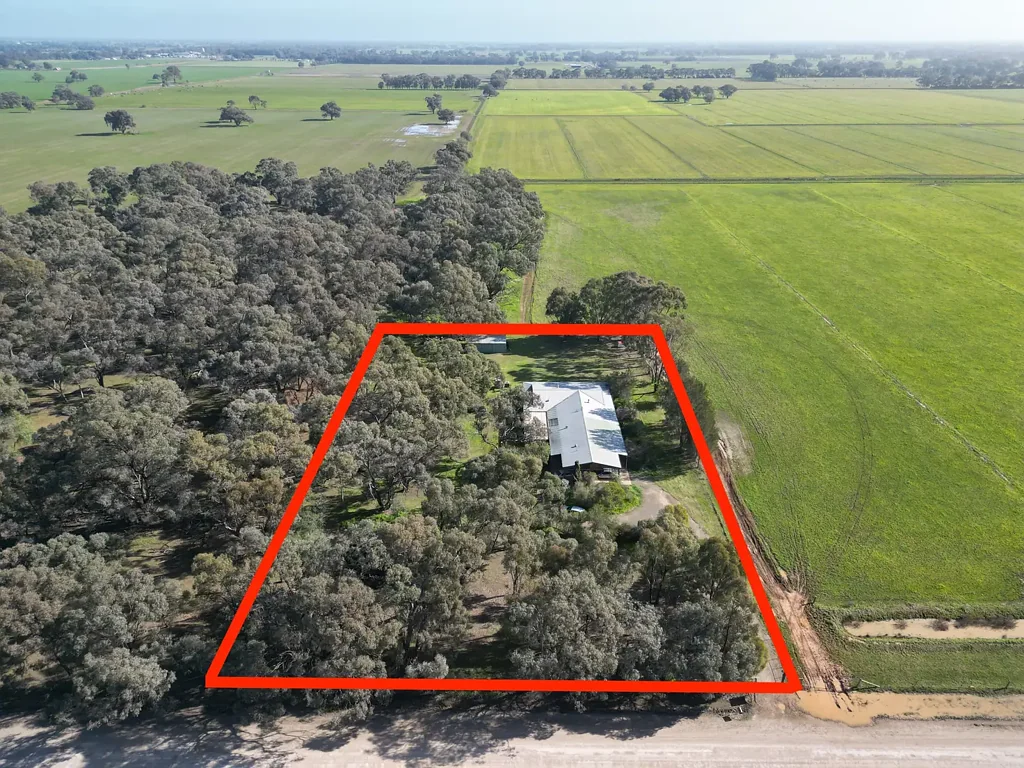 Strathmerton 4ห้องนอน A Unique Rammed Earth Residence with Space and Rural Outlook